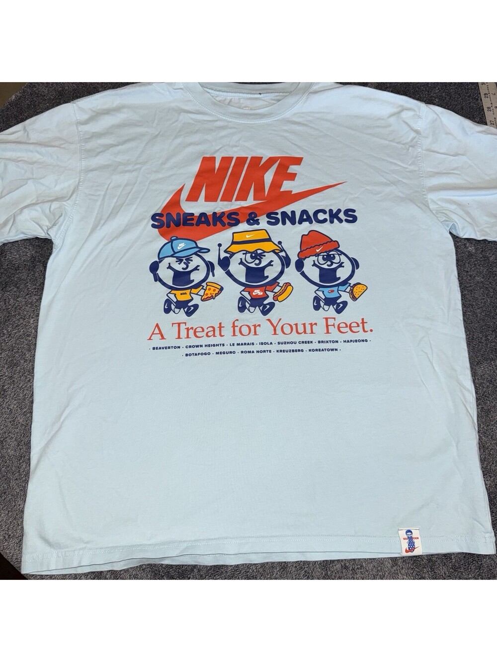 Nike Sportswear Sneaks & Snacks T-Shirt Size large - Picture 2 of 6